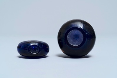 Twee Chinese snuifflessen in saffierblauw- en aventurijn-glas, 18/19e eeuw