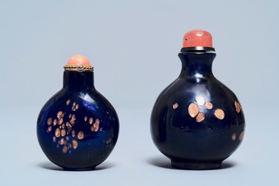 Deux tabati&egrave;res en verre aventurine bleu saphir, Chine, 18/19&egrave;me