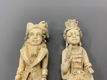 Une paire de manches &eacute;rotiques en ivoire sculpt&eacute; indo-portugaise ou hispano-philippine, 17&egrave;me