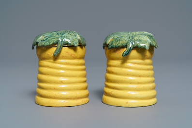 Une paire de pots &agrave; miel en fa&iuml;ence polychrome de Delft sur leurs supports, 18&egrave;me