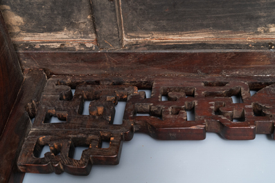 Une table basse de forme rectangulaire en bois incrust&eacute; de marbre aux coins arrondis, Chine, 19/20&egrave;me