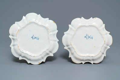 Une paire de pots &agrave; miel en fa&iuml;ence polychrome de Delft sur leurs supports, 18&egrave;me