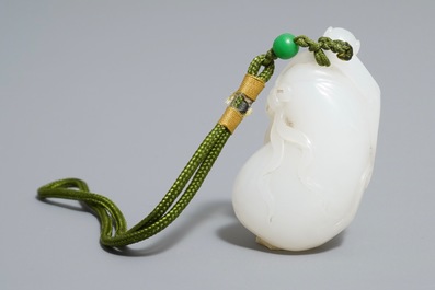 Een Chinese witte jade hanger met een aap op een zak, Qing