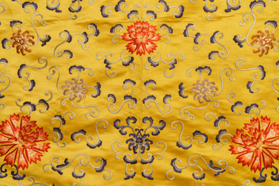 Een Chinees geborduurd zijden altaardoek met floraal decor, 18/19e eeuw