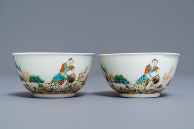 Une paire de tasses et soucoupes en porcelaine de Chine famille rose &agrave; d&eacute;cor europ&eacute;en, Qianlong