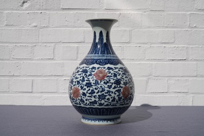 Un vase yuhuchunping en porcelaine de Chine bleu, blanc et rouge de cuivre, Qianlong