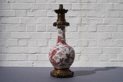 Un vase en porcelaine de Chine &agrave; d&eacute;cor en rouge de cuivre mont&eacute; en bronze dor&eacute;, 18/19&egrave;me