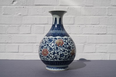 Un vase yuhuchunping en porcelaine de Chine bleu, blanc et rouge de cuivre, Qianlong