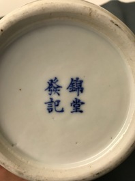 Un vase en porcelaine de Chine bleu et blanc, marque de Kangxi, 19&egrave;me