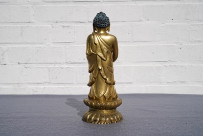 Une figure de Bouddha debout en bronze dor&eacute;, Chine, Qianlong