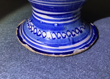 Een blauw-witte Antwerpse majolica siroopkan, gedateerd 1609