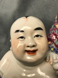 Un groupe en porcelaine de Chine famille rose figurant deux enfants, R&eacute;publique, 20&egrave;me