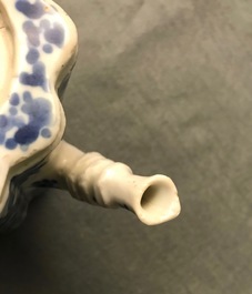 Een Chinese blauw-witte bamboevormige theepot met deksel, Kangxi