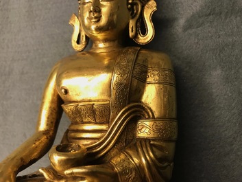 A Sino-Tibetan gilt bronze figure of Buddha Shakyamuni, 17/18th C.