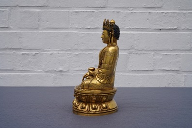 A Sino-Tibetan gilt bronze figure of Buddha Shakyamuni, 17/18th C.