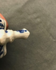 Une th&eacute;i&egrave;re couverte en forme de bambou en porcelaine de Chine bleu et blanc, Kangxi