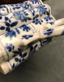 Une th&eacute;i&egrave;re couverte en forme de bambou en porcelaine de Chine bleu et blanc, Kangxi