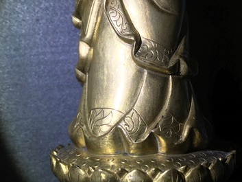 Une figure de Bouddha debout en bronze dor&eacute;, Chine, Qianlong