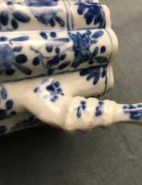 Une th&eacute;i&egrave;re couverte en forme de bambou en porcelaine de Chine bleu et blanc, Kangxi