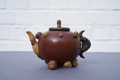 Een Chinese Yixing steengoed theepot met reli&euml;fdecor van vruchten en noten, Shao Er Quan merk, Daoguang