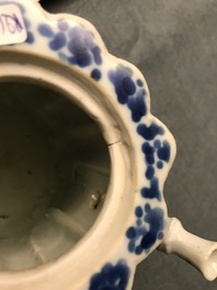 Een Chinese blauw-witte bamboevormige theepot met deksel, Kangxi