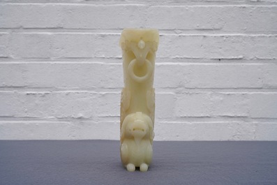 Een Chinese rituele 'rhyton' beker in gele jade, 19/20e eeuw