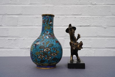 Un vase en &eacute;maux cloisonn&eacute;s et un groupe en bronze dor&eacute;, Chine, 18/19&egrave;me