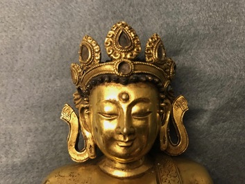 Een Sino-Tibetaanse verguld bronzen figuur van Boeddha Shakyamuni, 17/18e eeuw