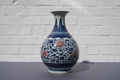 Un vase yuhuchunping en porcelaine de Chine bleu, blanc et rouge de cuivre, Qianlong