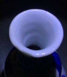 Un vase de forme double gourde en porcelaine de Chine bleu et blanc, &eacute;poque Transition