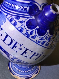 Een blauw-witte Antwerpse majolica siroopkan, gedateerd 1609