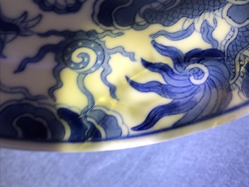 Drie Chinese blauw-witte 'Bleu de Hue' borden voor de Vietnamese markt, 19e eeuw