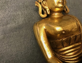 Een Sino-Tibetaanse verguld bronzen figuur van Boeddha Shakyamuni, 17/18e eeuw