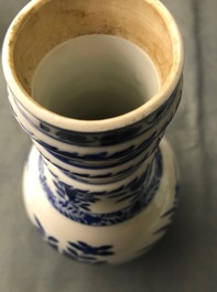 Een Chinese blauw-witte flesvormige vaas, Kangxi merk, 19e eeuw