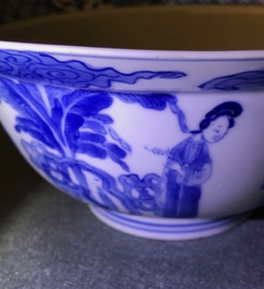 Un bol de type klapmuts en porcelaine de Chine bleu et blanc, marque de Chenghua, Kangxi