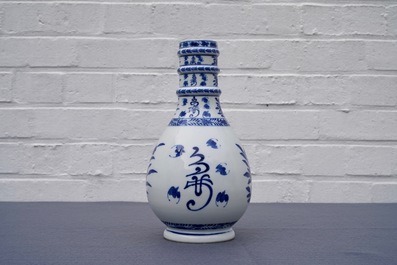 Een Chinese blauw-witte flesvormige vaas, Kangxi merk, 19e eeuw