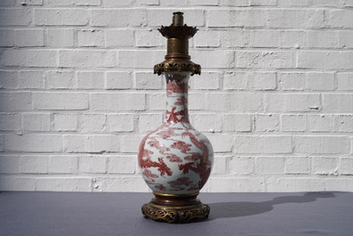 Un vase en porcelaine de Chine &agrave; d&eacute;cor en rouge de cuivre mont&eacute; en bronze dor&eacute;, 18/19&egrave;me