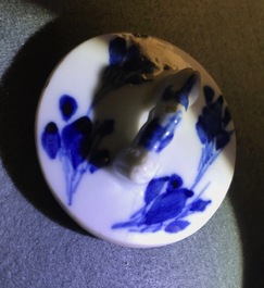 Een Chinese blauw-witte bamboevormige theepot met deksel, Kangxi