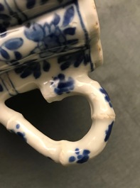 Een Chinese blauw-witte bamboevormige theepot met deksel, Kangxi