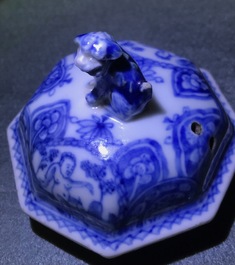 Une cafeti&egrave;re en porcelaine de Chine bleu et blanc &agrave; d&eacute;cor 'La d&eacute;esse Europe et le taureau', Kangxi