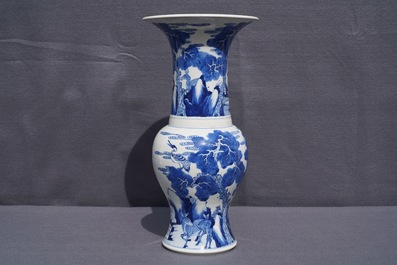 Een Chinese blauw-witte yenyen vaas met herten en kraanvogels, Kangxi