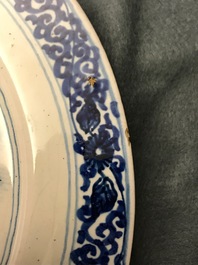 Un plat en fa&iuml;ence de Delft bleu et blanc &agrave; d&eacute;cor d'un navire, vers 1700