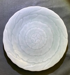 Een Chinees celadon bord in chrysantvorm, Qianlong merk en periode