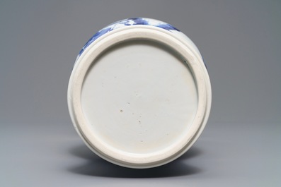 Een Chinese blauw-witte yenyen vaas met herten en kraanvogels, Kangxi