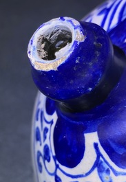 Een blauw-witte Antwerpse majolica siroopkan, gedateerd 1609