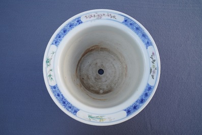 Une jardini&egrave;re sur sous-plat en porcelaine de Chine famille rose, marque de Guangxu, R&eacute;publique, 20&egrave;me