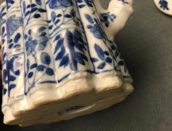 Een Chinese blauw-witte bamboevormige theepot met deksel, Kangxi