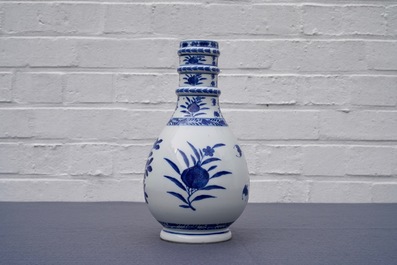 Een Chinese blauw-witte flesvormige vaas, Kangxi merk, 19e eeuw