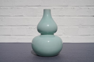 Een Chinese monochrome celadon kalebasvaas, Qianlong merk, 19e eeuw