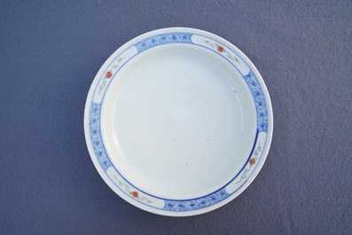 Une jardini&egrave;re sur sous-plat en porcelaine de Chine famille rose, marque de Guangxu, R&eacute;publique, 20&egrave;me